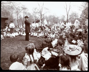 Barn tittar på en underhållare på Arbor Day i Tompkins Square Park, New York, 1904 (silvergelatintryck)